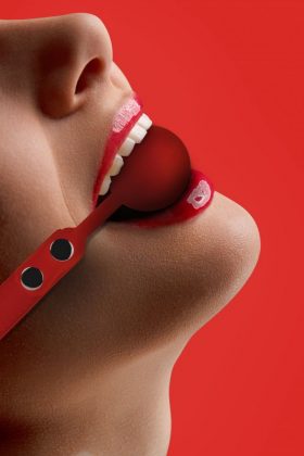 Красный силиконовый кляп-шарик Silicone Ball Gag с заклепками